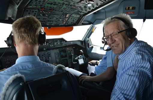 Prominenter Besuch im Cockpit des A 310: Winfried Kretschmann informierte sich auf dem Flug nach Tokio bei den Piloten über die Flugstrecke und die Maschine.  Foto: fk