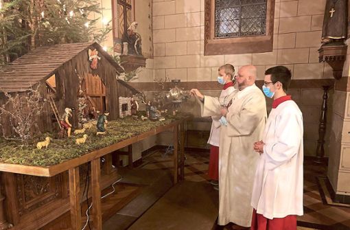 Diakon Stephan Drobny und die Ministranten bei der Weihrauchsegnung der Weihnachtskrippe. Foto: Baasner