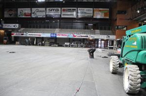 Mit Platten ist die Eisfläche der Helios-Arena ausgelegt, damit darauf für den Autritt von Bülent Ceylan bestuhlt werden kann. Foto: Kratt