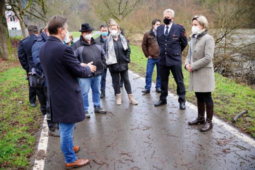 Baden-Württembergs Wirtschaftsministerin Nicole Hoffmeister-Kraut informiert sich vor Ort über den Hochwasserschutz in Sulzau.Fotos: Morlok Foto: Schwarzwälder Bote
