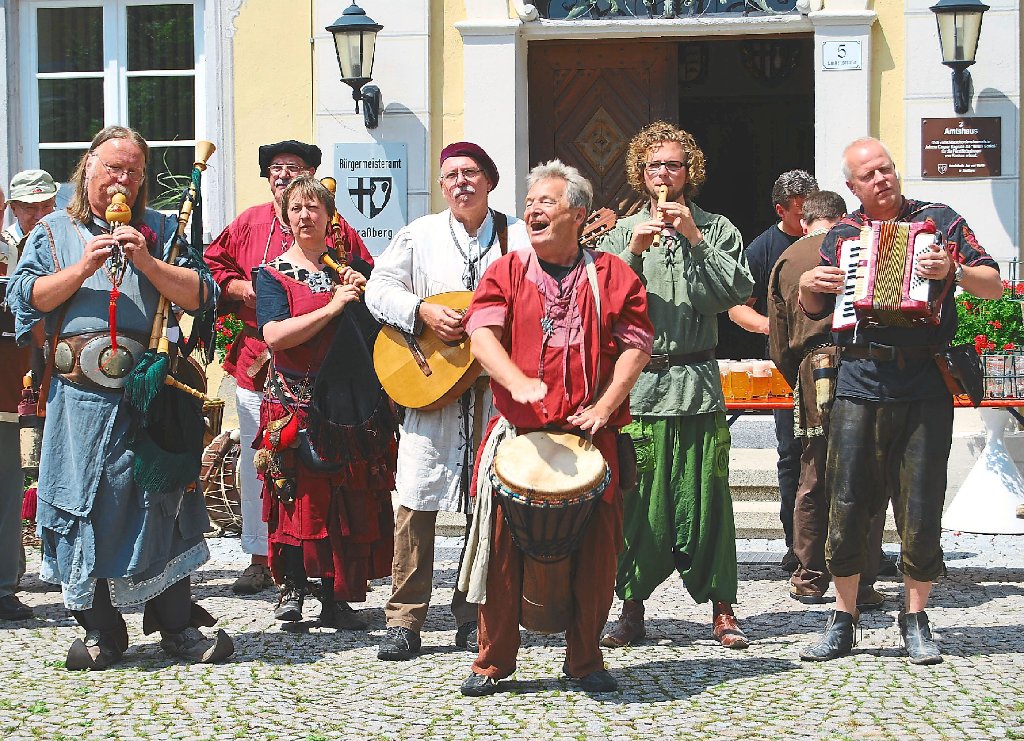 Mittelalterliches Spektakel war rund um das Rathaus in Straßberg geboten. Viele Besucher lockte das an.