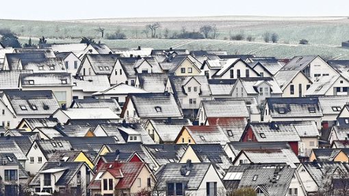 16 Millionen Einfamilienhäuser stehen in Deutschland – werden sie durch Architektenplanungen aufgestockt und umgebaut, könnte  neuer Wohnraum geschaffen werden. Foto: dpa/Martin Schutt
