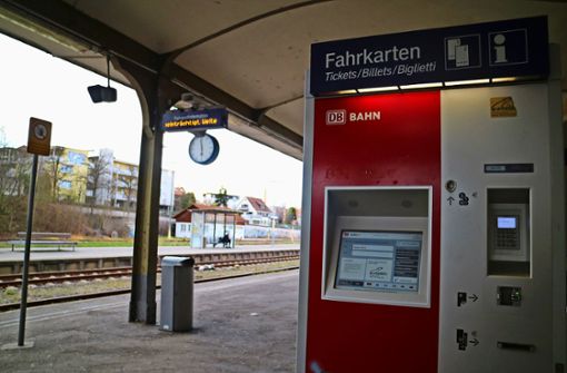 Ab 3. April ist das sogenannte Deutschlandticket auch an den Fahrkartenschaltern am Balinger Bahnhof erhaltbar. Foto: Marschal