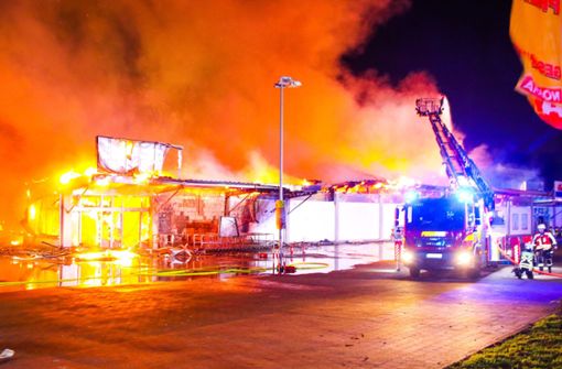 Das Gebäude stand lichterloh in Flammen. Foto: dpa/Philipp Neumann
