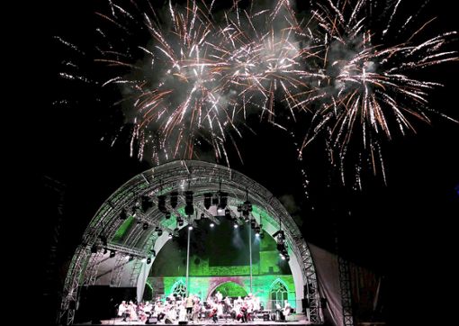 Das Feuerwerk war perfekt auf die Musik der Sinfoniker abgestimmt.   Foto: Ketterle