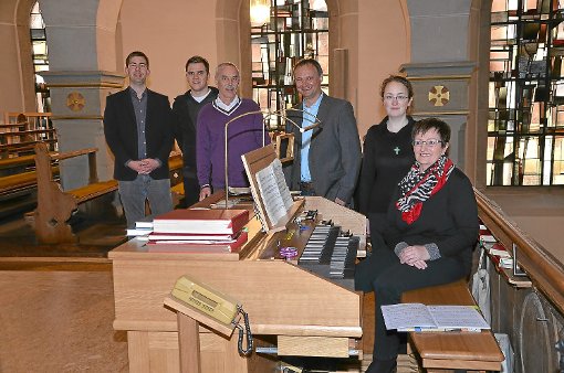 An der Orgel (von links): Martin Wiest, Denis Wiechert, Peter Pehl-Burger, Ekkehard Doll, Constanze Herwanger und  Helene Reich. Foto: Baiker Foto: Schwarzwälder-Bote
