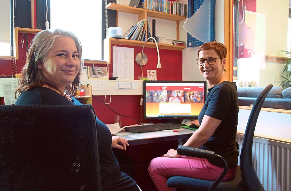 Gabriele Herrmann-Biegert (links) und Ulrike Stein beschäftigen sich mit dem neuen digitalen Ferienprogramm. Foto: Sum