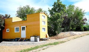 Das erste Tiny-Haus in Altheim steht, der Aufstellort für das zweite ist vorbereitet – ein Umstand, mit dem die Altheimer scheinbar leben müssen. Foto: Morlok