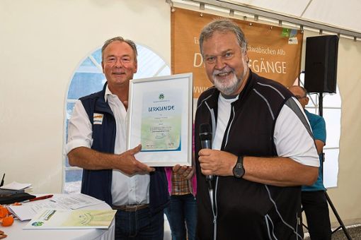 Oberbürgermeister Klaus Konzelmann erhielt von Jochen Becker (rechts) eine Urkunde.  Foto: Kaul