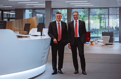 Matthäus Reiser, Vorsitzender des Vorstands (rechts) und Christian Kinzel, stellvertretender  Vorsitzender, informieren über das Geschäftsjahr 2022. Foto: Kevin Kummer