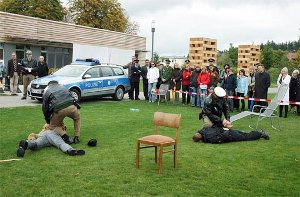 Trotz des Einsatzes für Stuttgart 21 zeigten einige Beamte auf der Landesgartenschau Szenen aus dem polizeilichen Alltag. Foto: Schück