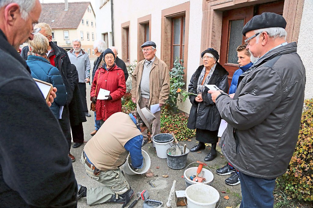 In Mühringen werden die Steine für Martha Schwarz und Karl Steinharter verlegt. Foto: Tischbein Foto: Schwarzwälder-Bote