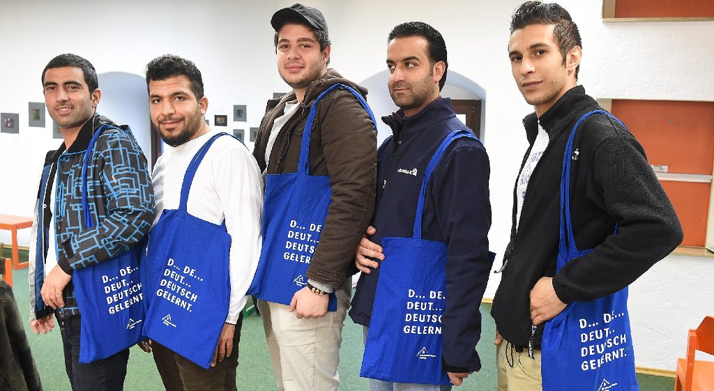 Die Botschaft auf den Taschen ist Programm: Die Asylbewerber freuen sich jeden Tag, ein bisschen mehr Deutsch gelernt zu haben.