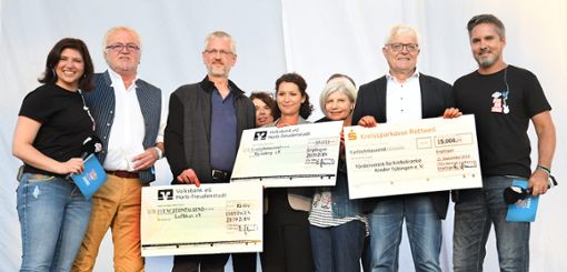 Insgesamt 45 000 Euro Spenden für sozial engagierte Vereine konnten beim Antenne-1-Festival übergeben werden.  Foto: Hopp