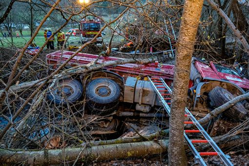 Der Lastwagen stürzte in einen Bach. Foto: Thomas Fritsch