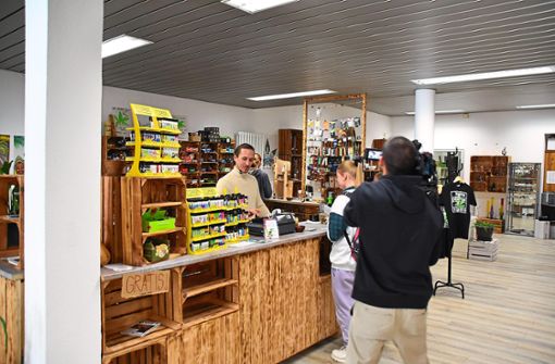 Ein Team der Pro-Sieben-Sendung Taff drehte im Laden Hanfnah in Lahr. Im Fokus stehen dabei CBD-Produkte und der Ladenbesitzer Tobias Pietsch (links). Foto: Blessing