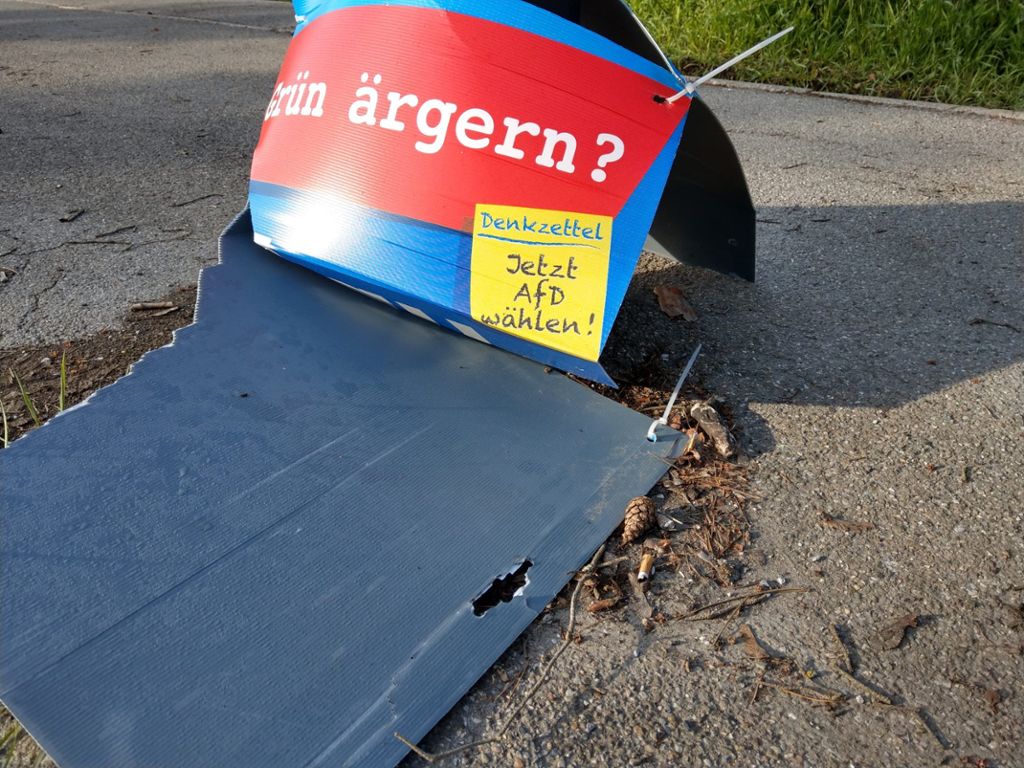 Im Brandenburger Ring wurden Wahlplakate beschädigt.