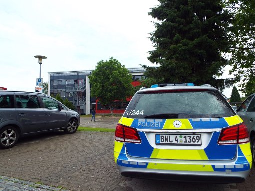 Der Dienstwagen von Polizeichef Wolfgang Heller parkt am Bisinger Schulzentrum. An der Realschule ruhte nach einer Drohung am Donnerstag der Unterricht. Foto: Dick