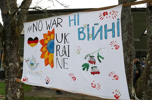 Banner wurde von der Kreativwerkstatt zusammen mit ukrainischen Flüchtlingen gefertigt. Foto: Hoffmann