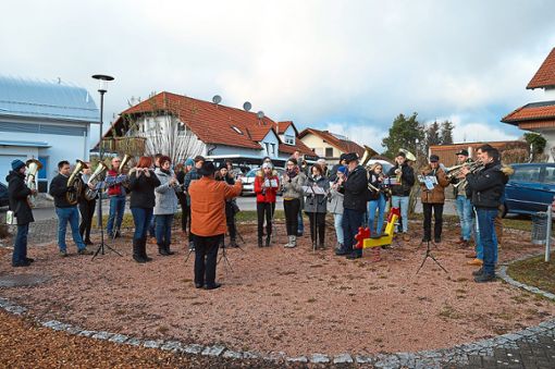Auch am Keltenplatz in Fischbach spielte  der Musikverein Fischbach unter der Leitung von Vizedirigent Albert Roth bei seinem   weihnachtlichen Umzug durch den Ort. Foto: Bantle Foto: Schwarzwälder Bote