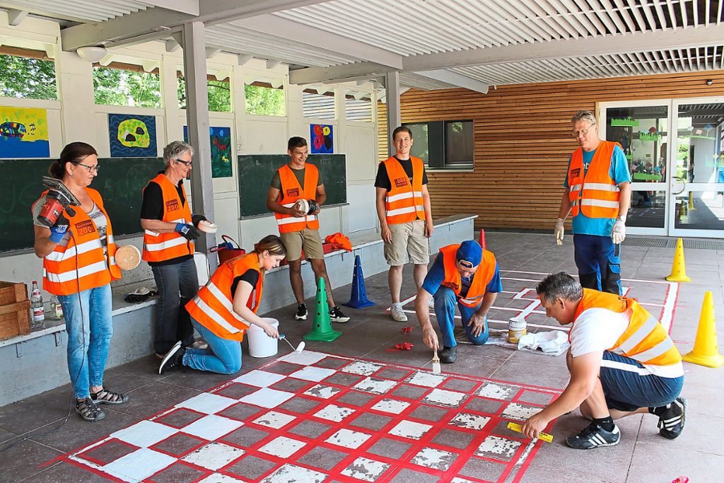 Das Team der Volksbank kümmert sich um die Erneuerung der Pausenhofspiele. Foto: Holzer-Rohrer Foto: Schwarzwälder Bote