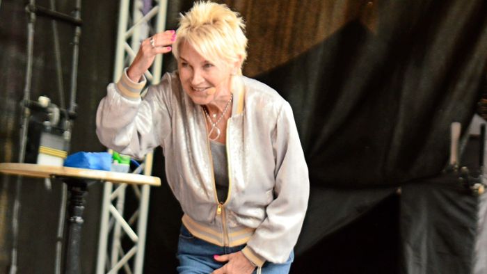 „Kulturgarten“ in Freudenstadt: Doris Reichenauer sorgt im Kurgarten für Lachsalven „Kulturgarten“ in Freudenstadt: Doris Reichenauer sorgt im Kurgarten für Lachsalven