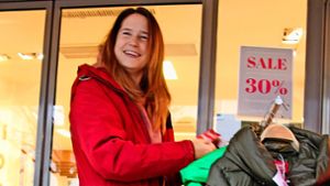 Sie freut sich über echte Schnäppchen bei der Kleiderbörse: Die Vorsitzende der Glückskinder, Michelle Hager. Foto: Thiercy