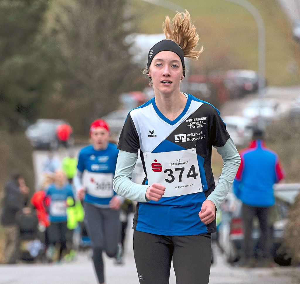 Schnellste Läuferin auf den 2,8 Kilometern  war Charlotta Reßin, TSV Rottweil.  Sie gewann den Lauf der W15. Fotos: Müller Foto: Schwarzwälder Bote