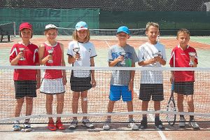 Bei den Horber Kleinfeld-Meisterschaften erhielten einige Kinder einen Pokal.                                      Foto: Verein Foto: Schwarzwälder-Bote