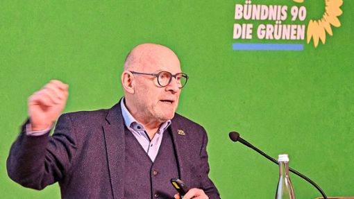 Verkehrsminister Winfried Hermann (Grüne) sagt im Stadthaus Freudenstadt, worauf es bei der Klimawende ankommt. Foto: Juergen Lueck
