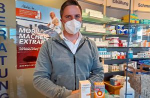 Die Auswahl an Fiebersäften wird geringer, wie Johannes Ertelt in der Heidelberg-Apotheke in Bisingen bestätigt. Foto: Gern