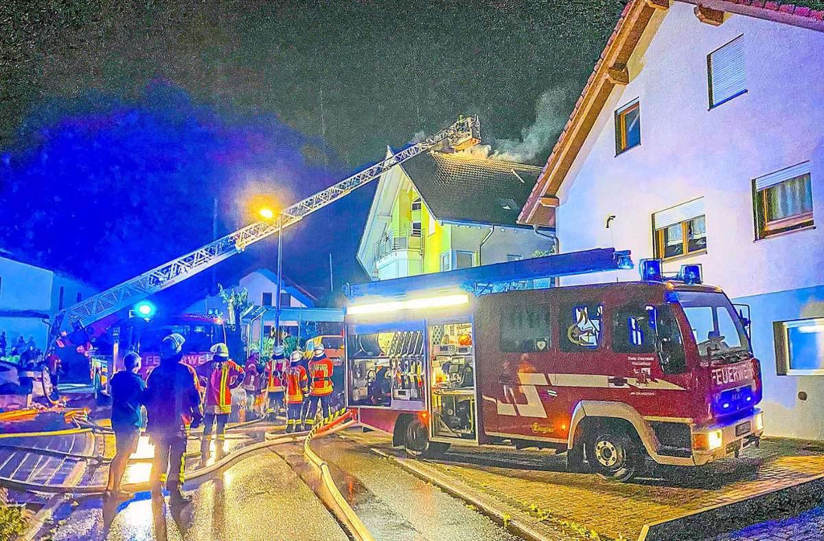 Bis tief in die Nacht war die Feuerwehr mit dem Löschen des Brandes in Oberschopfheim beschäftigt. Foto: Einsatz-Report 24