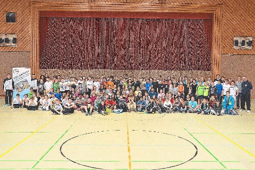 Über 100 Schüler liefern sich in der Neckarhalle spannende Spiele. Foto: Wagner Foto: Schwarzwälder-Bote
