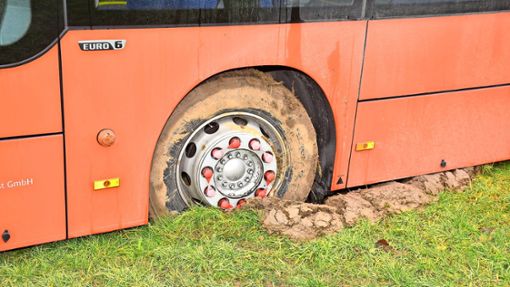 Der Linienbus war in Empfingen auf einer Wiesenfläche steckengeblieben. Als ein Mann nach dem Reifen schaute, soll der 67-Jährige laut Staatsanwaltschaft und Polizei auf ihn geschossen haben. Foto: Jürgen Baiker