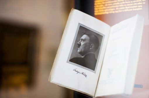 Das Buch Mein Kampf - 1. Band von Adolf Hitler wird in einer Ausstellung im Kunstmuseum in Solingen (Nordrhein-Westfalen) gezeigt. Foto: dpa
