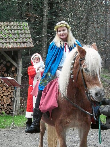 In diesem Jahr begleitete der Engel Jenny auf einem Pferd den Nikolaus bei seinem Besuch des Schwarzwaldvereins Neuweiler. Foto: Schwarzwälder-Bote