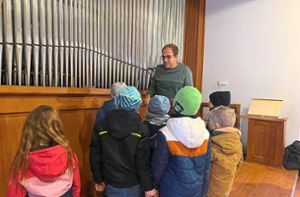 Kirchenmusiker Erik Buboltz erklärte den Kindergartenkindern die einzelnen Teile der mehr als 65 Jahre alten Orgel. . Foto: Kleinberger