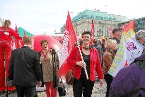 Bei der Kundgebung am Brandenburger Tor zum Equal pay day , bei der viel Politprominenz vor Ort ist – links die ehemalige SPD-Justizministerin Brigitte Zypries – ist Saskia Esken mit Feuereifer dabei. Foto: Bernklau