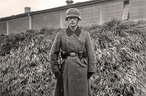 Stolz aufs Soldatenleben zeigte sich Franz zu Beginn des Zweiten Weltkrieges beim Wachdienst in der Villinger Richthofenstraße. Foto: Archiv Streck