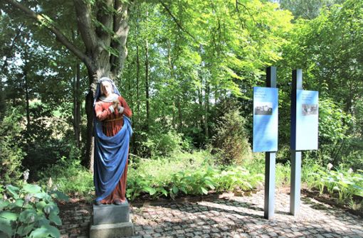 Auf dem ehemaligen Friedhof „Riedhof“ bei Ulm sind von der Stadt nun zwei Infostelen und eine Madonna zur Erinnerung an das Hilfskrankenhaus Riedhof aufgestellt worden. Foto: Marlies Wagner