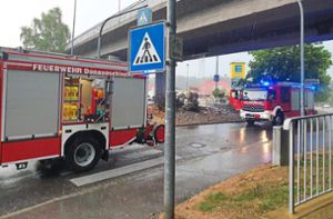 Zwei Löschfahrzeuge sind bei einer Überflutung im Kreuzungsbereich Hagelrainstraße und Alte-Wolterdinger-Straße im Einsatz. Foto: Feuerwehr Donaueschingen/Stefanie Hielscher 