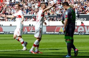 Der VfB Stuttgart hat zwei Gastgeschenke von Borussia Mönchengladbach dankend angenommen und sich eine ordentliche Portion Selbstvertrauen für das Pokal-Halbfinale gegen den SC Freiburg geholt. Foto: dpa
