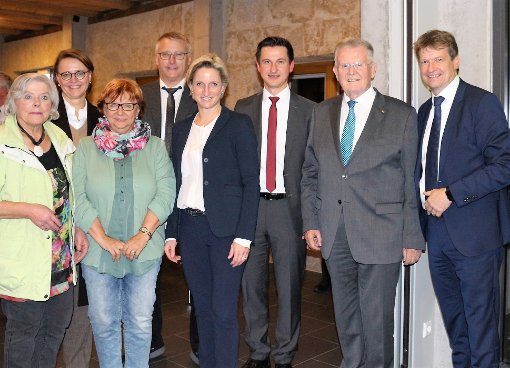 Bei den Feierlichkeiten wurden auch sieben Bisinger geehrt. Unter ihnen Renate Holzinger (links) und Konrad Binder (vierter von links). Foto: Wahl Foto: Schwarzwälder-Bote