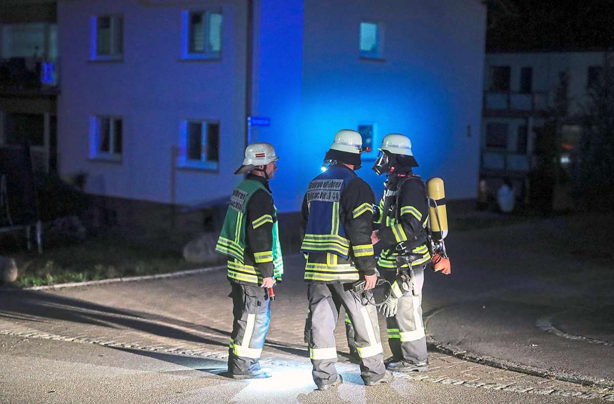 Die Feuerwehr Brigachtal sucht die Umgebung des Mehrfamilienhauses in der Herrenstraße in Klengen fieberhaft ab, nachdem ein Gasgeruch gemeldet worden war. Foto: Eich