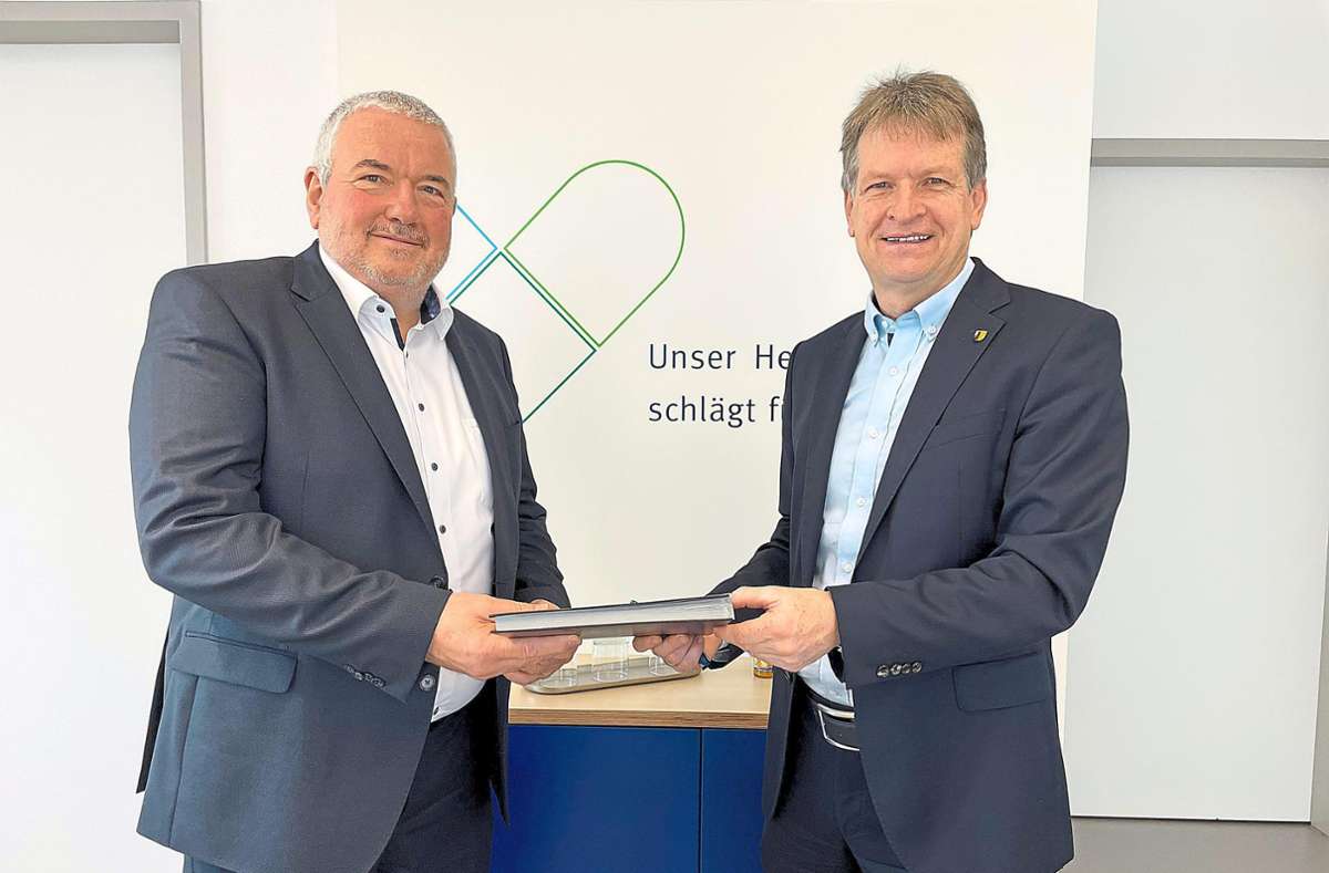 Gerhard Hinger (links) bleibt weiterhin Geschäftsführer des Zollernalb-Klinikums. Günther-Martin Pauli überreicht ihm den neuen Vertrag. Foto: Fleiner
