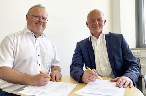 Michael Podolski (Geschäftsführer Move, links) und Robert Roesch (Kaufmännischer Direktor des   Klinikums) bei der Vertragsunterzeichnung. Foto: Schwarzwald-Baar-Klinikum