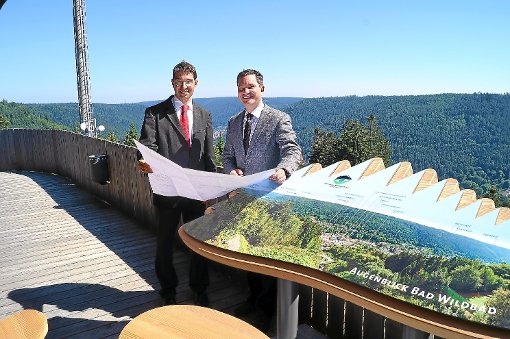 Andre Baumann (links) vom Naturschutzbund Deutschland und Bad Wildbads Bürgermeister Klaus Mack sind sich einig, dass der geplante Baumwipfelpfad eine gute Sache ist. Foto: Krokauer