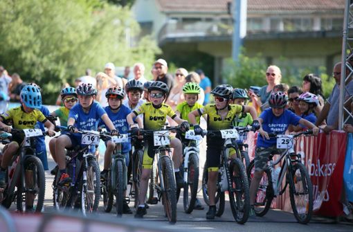 Die Radsportler der Gruppe U11 warten gespannt auf ihren Startschuss beim diesjährigen Sparkassen-Kids-Cup. Foto: Kara