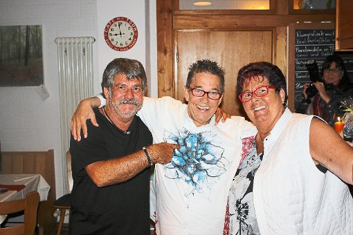 Tommy Watzke (Mitte) gratulierte seinen Freunden Gisela und Dieter Späth musikalisch.  Foto: Hölle Foto: Schwarzwälder-Bote