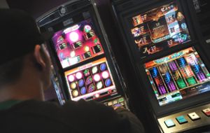 Glücksspiel an Automaten: In Horb auf dem Hohenberg wird sich an der Anzahl der Spielhallen vorerst nichts ändern.   Foto: Hopp